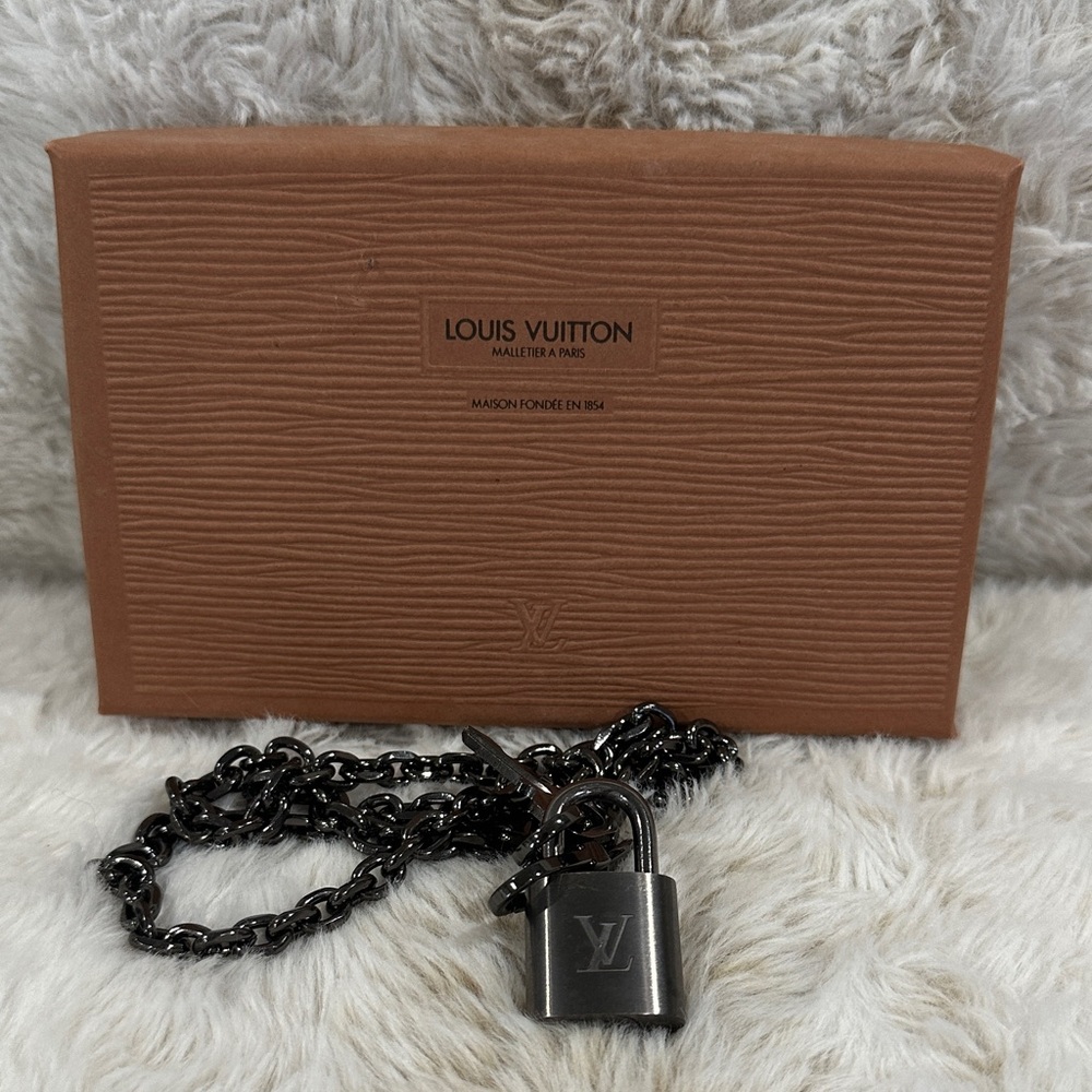 Louis Vuitton RARE Black Chain with Lock #305 with box